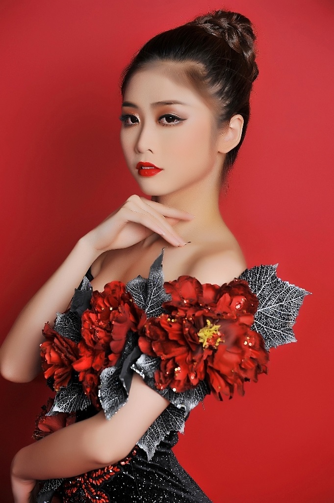 Trương Thái Thùy Dương tự tin khoe đồ dạ hội dự thi Miss Heritage 2017 - Ảnh 1